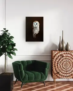 Das Foto zeigt das Gemälde einer Schleiereule, eingefügt in ein Interieur mit einer Holzkommode und einem grün gepolsterten Sessel.
